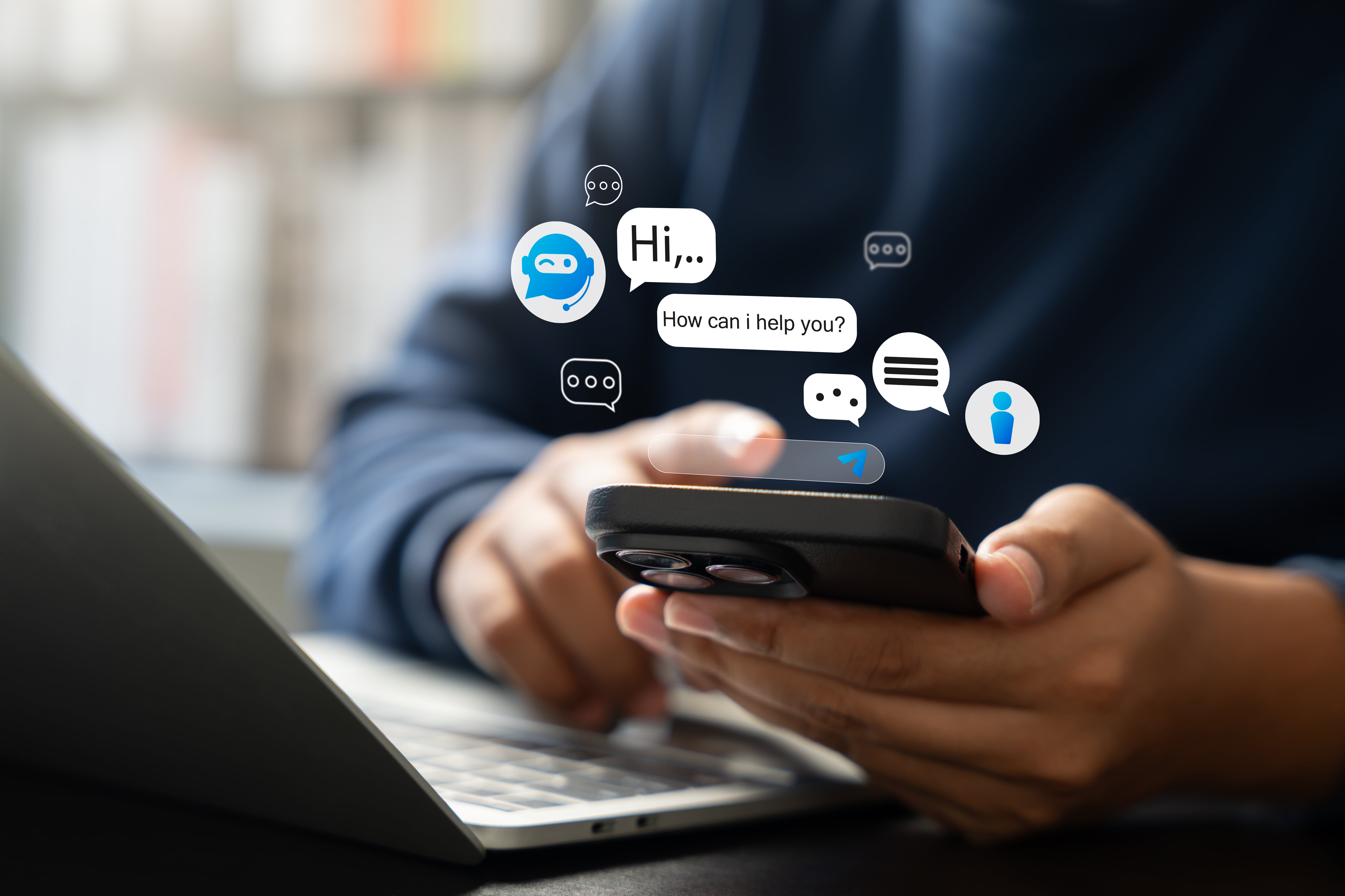 Pessoa utilizando celular e notebook ao mesmo tempo, com ícones de chatbot e mensagens flutuantes, representando o uso de ferramentas com IA para produtividade no dia a dia.