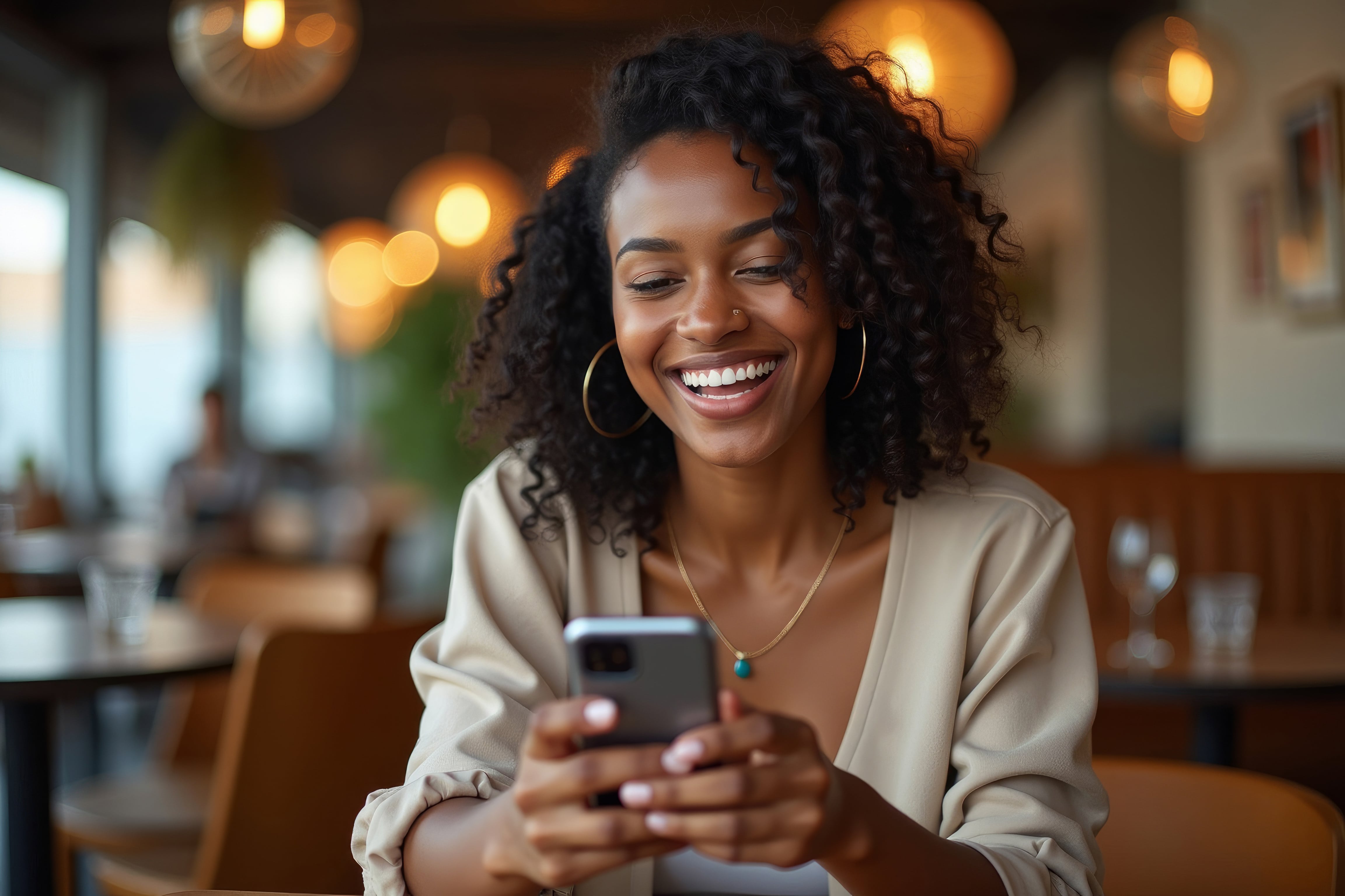 Mulher negra sorridente usando o celular em um ambiente de café moderno, com ícones flutuantes de inteligência artificial ao redor, como chip de IA, robô, digital e cérebro digital. A imagem representa o uso leve e acessível da tecnologia no dia a dia.